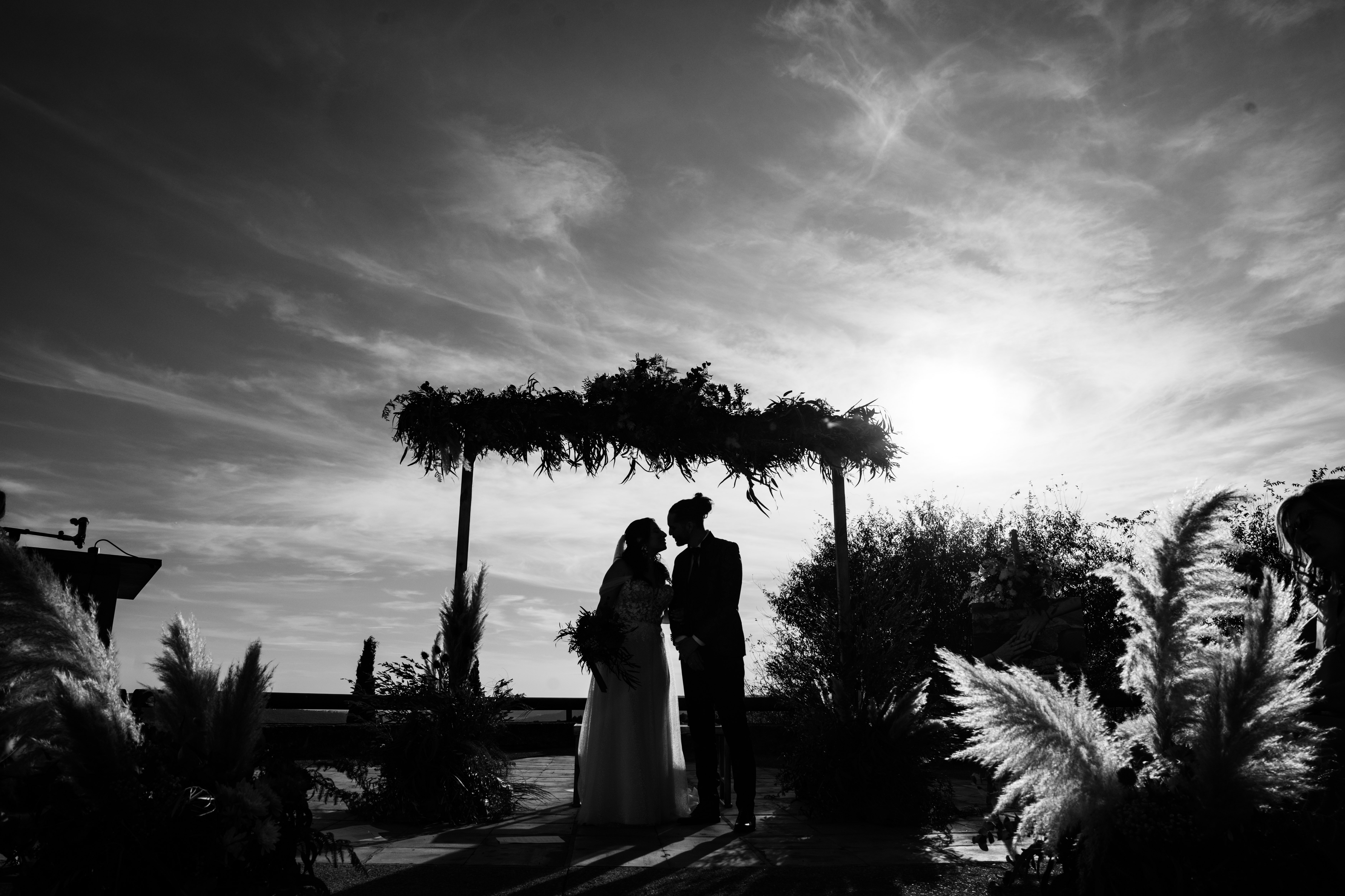 Pareja celebrando su boda durante un momento de celebración