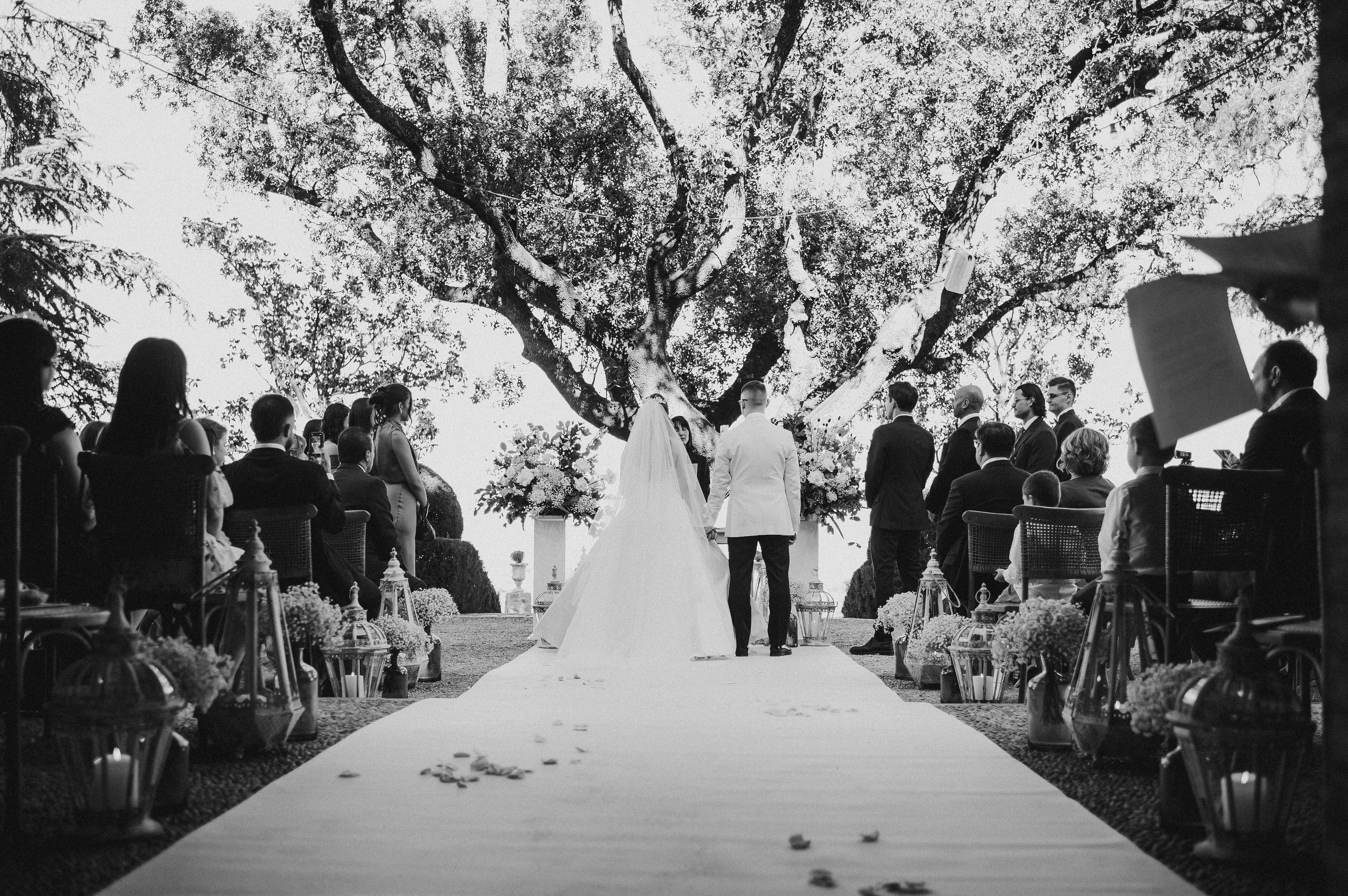 Detalle de producción y atmósfera floral en una boda trabajada con criterio editorial